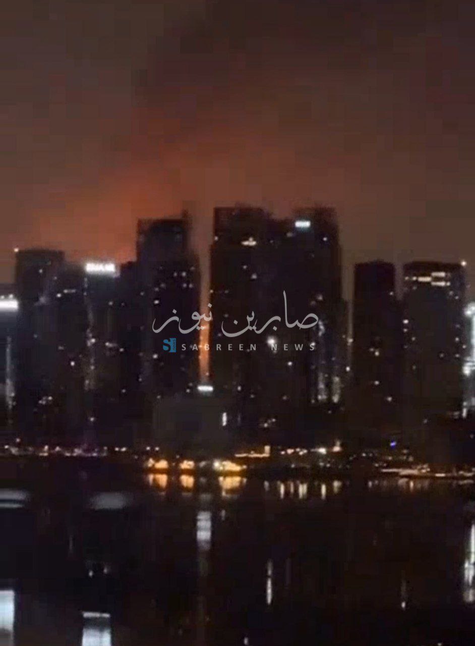 В аэропорту Дубая дрон попал в резервуар с топливом, после чего начался сильный пожар