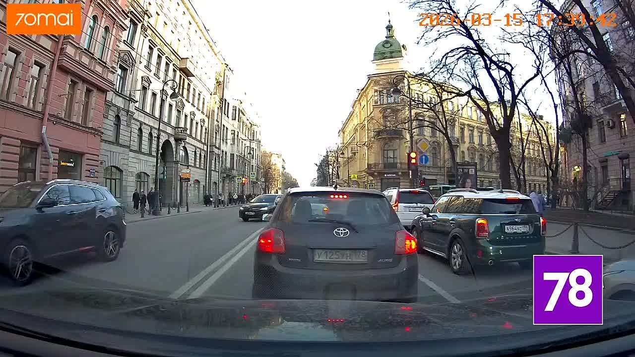 Этой весной в Петербурге, к сожалению, уже стали нормой падающие материалы с крыш