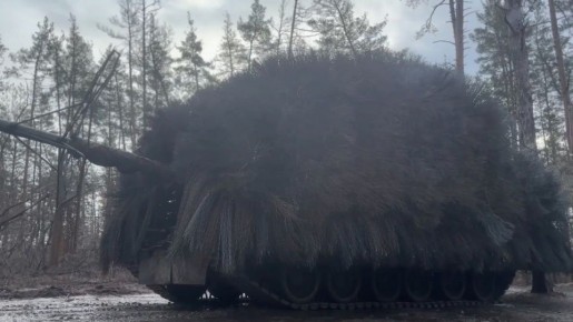 Т-80БВ российских бойцов с дополнительной противодроновой защитой