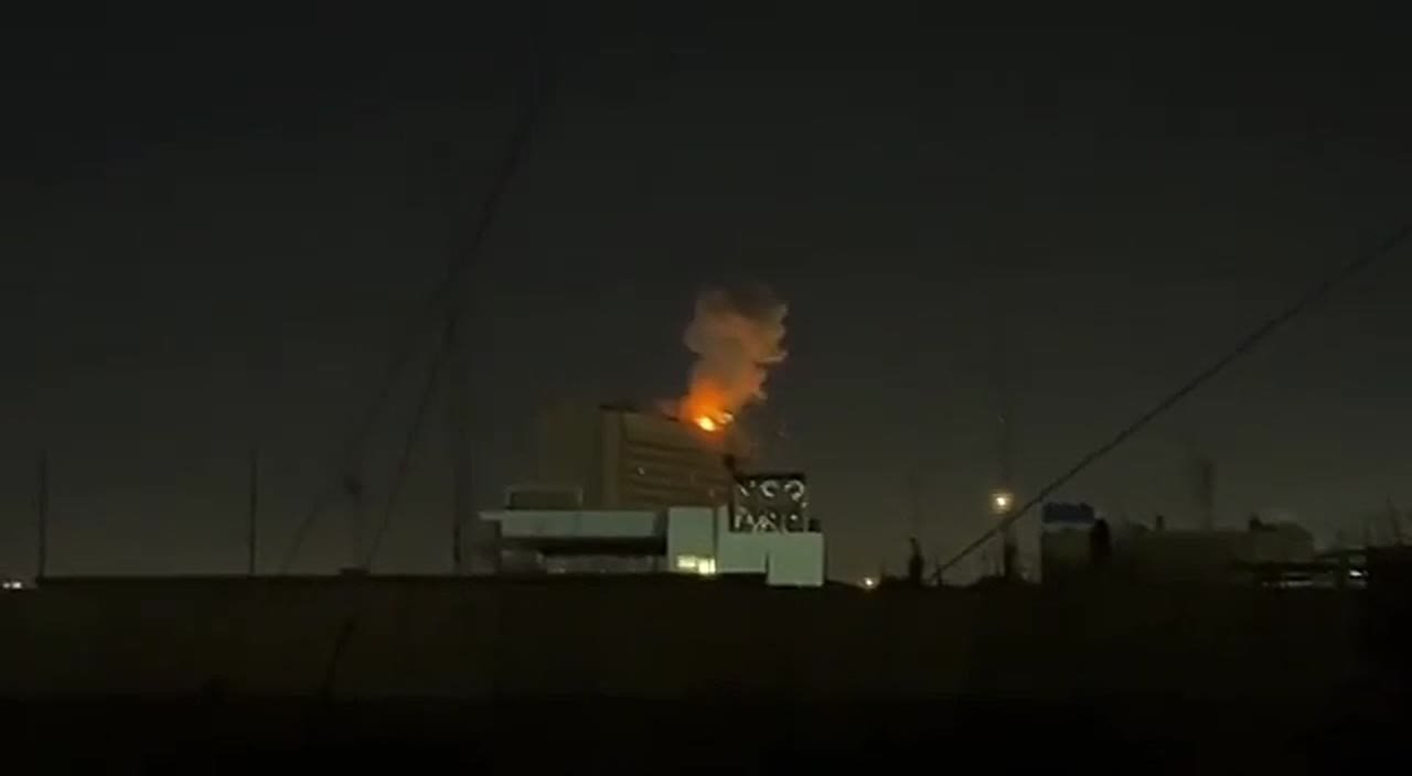 У посольства США в Багдаде гремят взрывы, звучат сирены, — Reuters