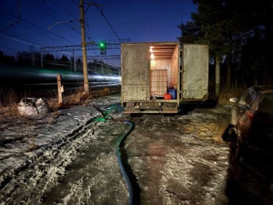 На станции Владимирская трое мужчин сливали дизельное топливо