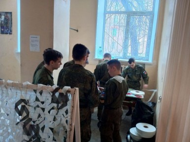 Студенты Гидромета начали плести маскировочные сети для наших бойцов