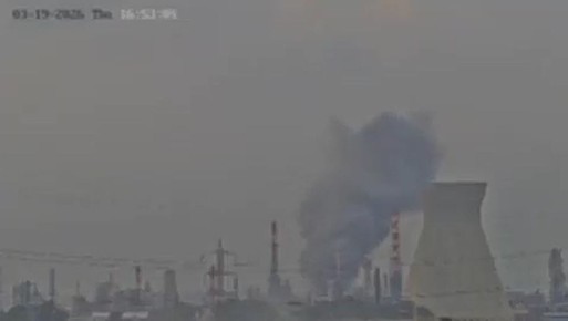 Кадры поражения НПЗ в Хайфе новейшей иранской ракетой "Насралла" с кластерной боеголовкой