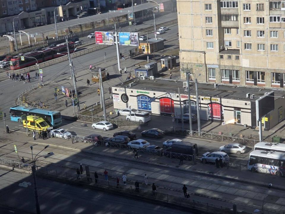 Семь машин столкнулись на углу проспектов Просвещения и Энгельса, образовав паровозик