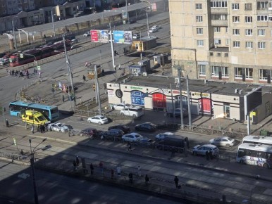 Семь машин столкнулись на углу проспектов Просвещения и Энгельса, образовав паровозик