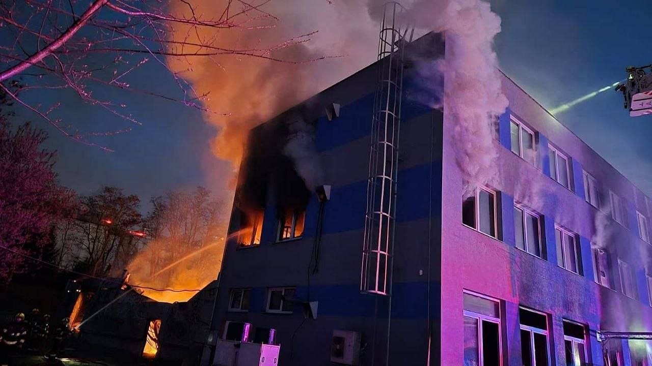 «Мы придем за вами»: В Чехии подожгли здание израильской оружейной компании «Мы придем за вами»: В Чехии подожгли здание израильской оружейной компании