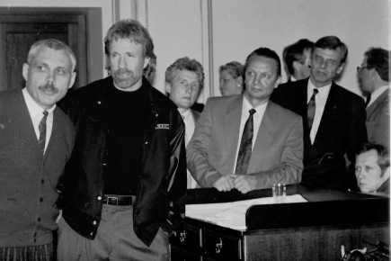 Чак Норрис приезжал в Ленинград/Петербург минимум два раза: на фото – 1990-й, на видео – 1994-й