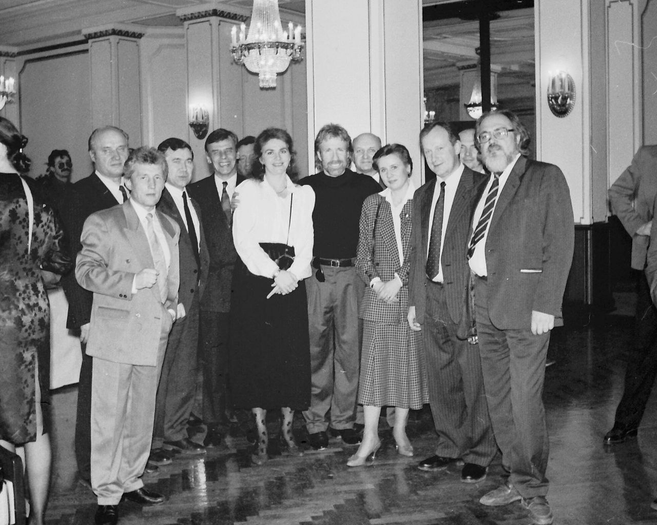 Чак Норрис приезжал в Ленинград/Петербург минимум два раза: на фото – 1990-й, на видео – 1994-й Чак Норрис приезжал в Ленинград/Петербург минимум два раза: на фото – 1990-й, на видео – 1994-й