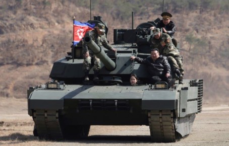 Дочь Ким Чен Ына покатала папку на танке