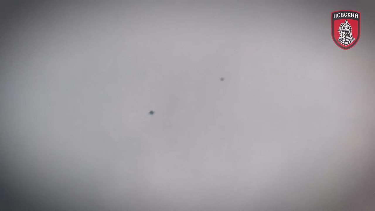 Дрон-ПВО "Елка" осуществляет кинетический перехват ударного БПЛА самолетного типа "Darts" ВСУ