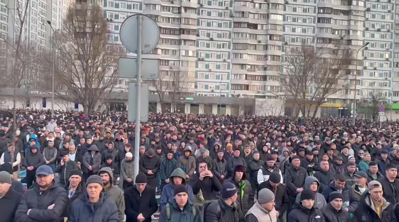 И ещё в продолжение темы. Наши подписчики из числа российских мусульман рассказывают, что их на этом "празднике жизни" уже давно нет