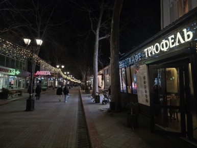 Сергей Колясников: В Керчи мы уже по традиции откушали русского борща с пампушками и салом в Трюфеле (270 рублей порция, очень вкусно)