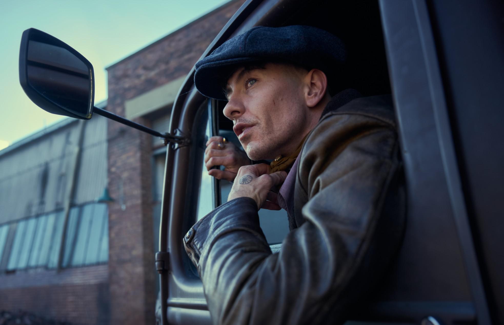 Чем заняться дома. «Острые козырьки: Бессмертный человек» — целый фильм про Томаса Шелби, которому придется столкнуться с новым поколением и своим сыном; «Здесь был Юра» — фильм Сергея Малкина с Константином Хабенским и...