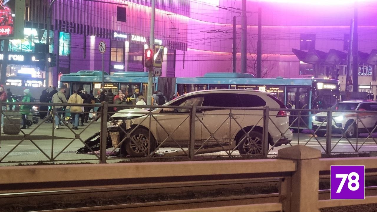 Водитель иномарки на большой скорости снес дорожные знаки и забор на проспекте Испытателей Водитель иномарки на большой скорости снес дорожные знаки и забор на проспекте Испытателей