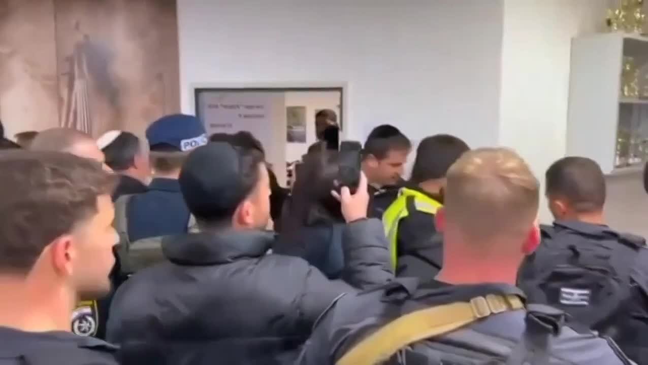 Сергей Колясников: Хуцпа и гевалт. Жительница Арада на юге Израиля, который подвергся ракетному обстрелу Ирана, напала на министра нацбезопасности Израиля Бен Гвира