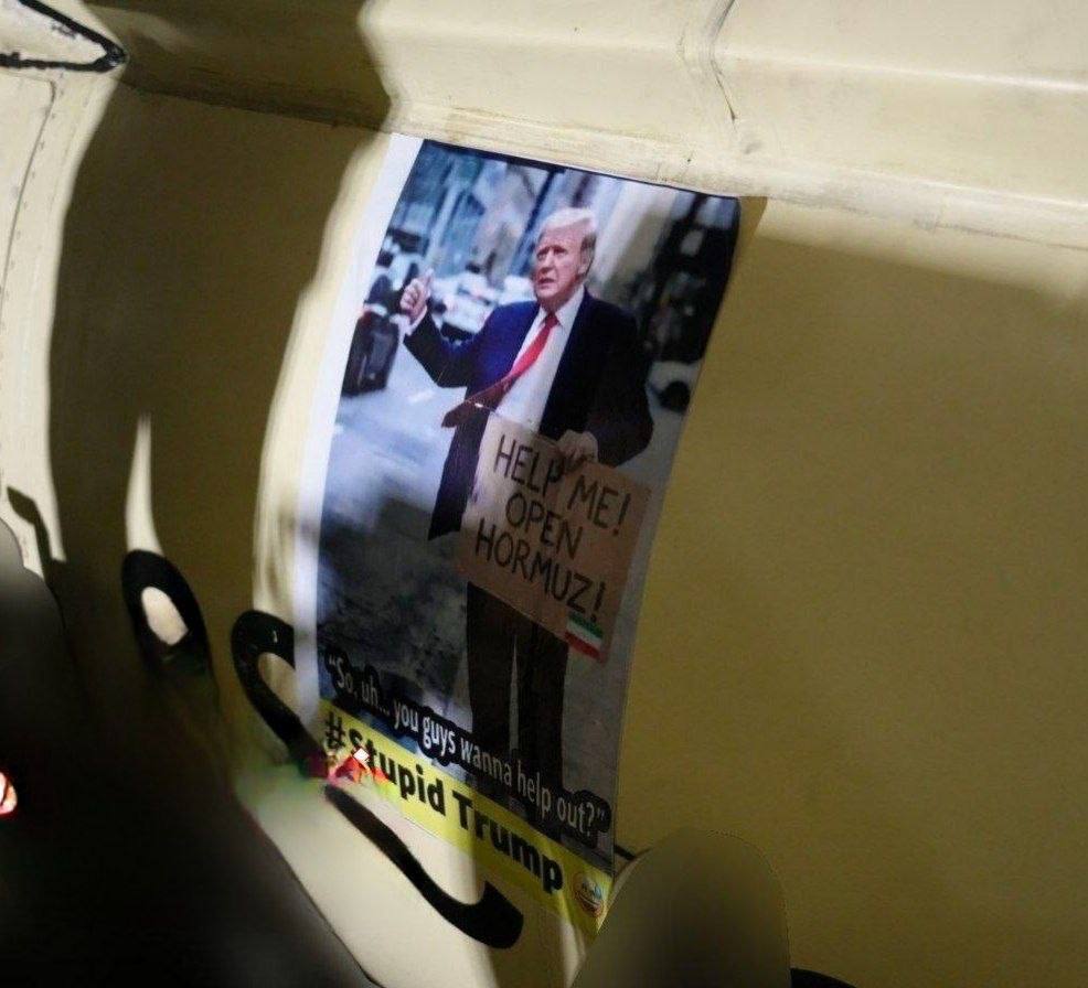 Иранская ракета с карикатурой на Трампа, где тот просит помочь ему открыть Ормузский пролив