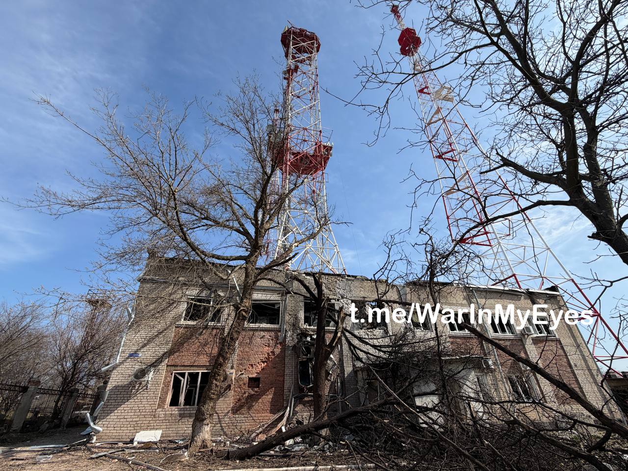 Последствия прилета ударных БПЛА ВСУ по территории Телецентра в Ленинском районе Донецка сегодня ночью Последствия прилета ударных БПЛА ВСУ по территории Телецентра в Ленинском районе Донецка сегодня ночью