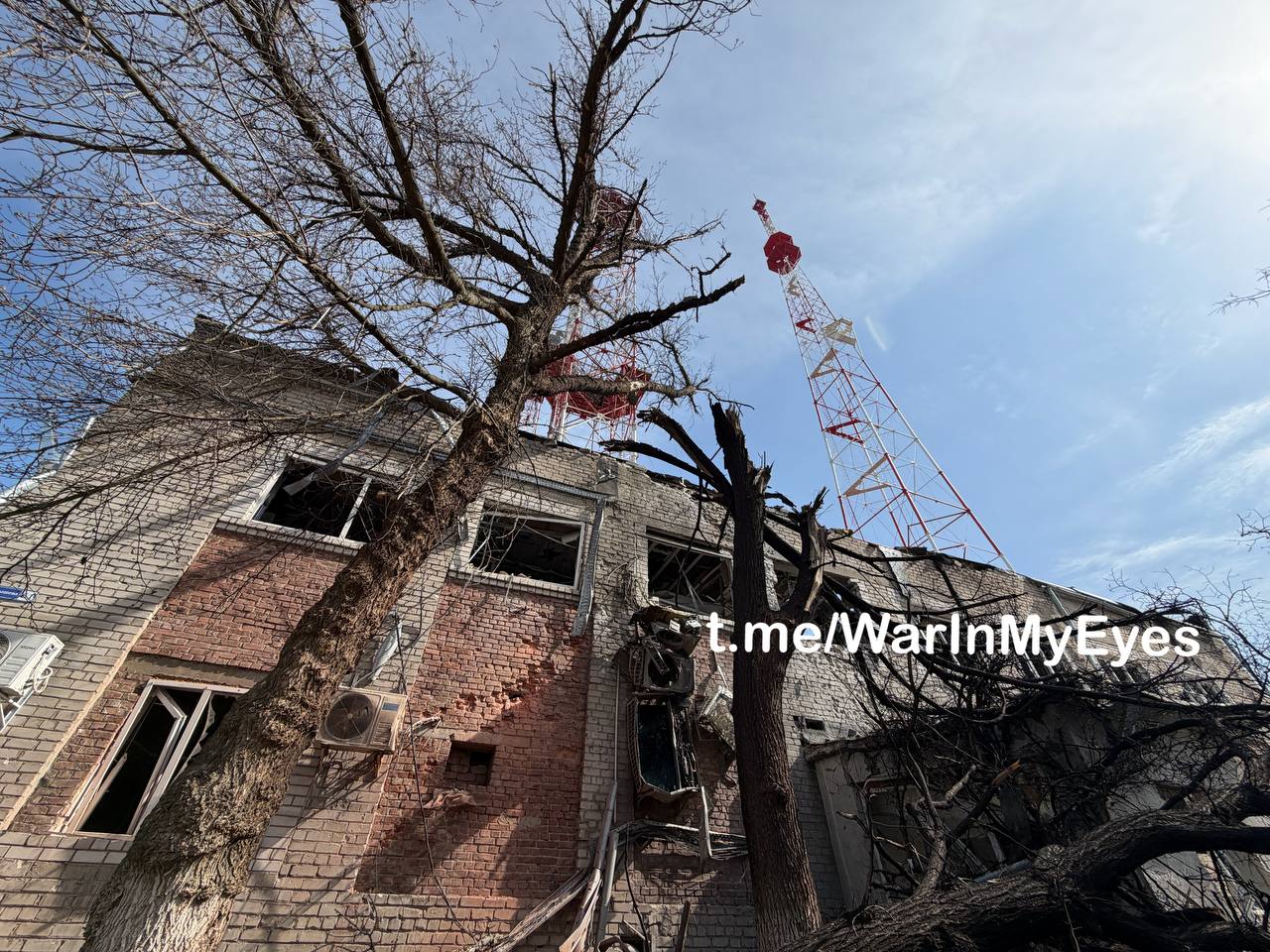 Последствия прилета ударных БПЛА ВСУ по территории Телецентра в Ленинском районе Донецка сегодня ночью