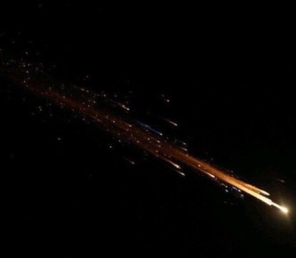 Иранская ракета идет на цель в Израиле в окружении целого роя суббоеприпасов