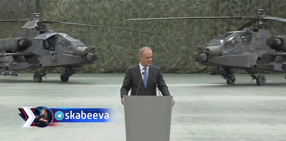 Туск на фоне американских вертолетов ‘Апач’ пытается убедить Москву, что в отношениях между США, ЕС и Украиной всё хорошо