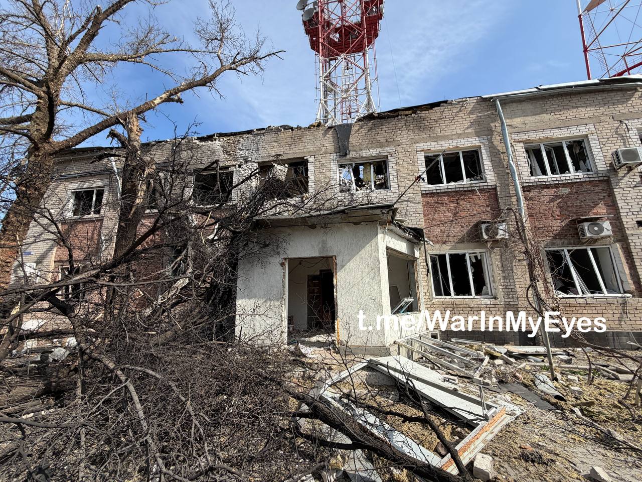 Последствия прилета ударных БПЛА ВСУ по территории Телецентра в Ленинском районе Донецка сегодня ночью Последствия прилета ударных БПЛА ВСУ по территории Телецентра в Ленинском районе Донецка сегодня ночью