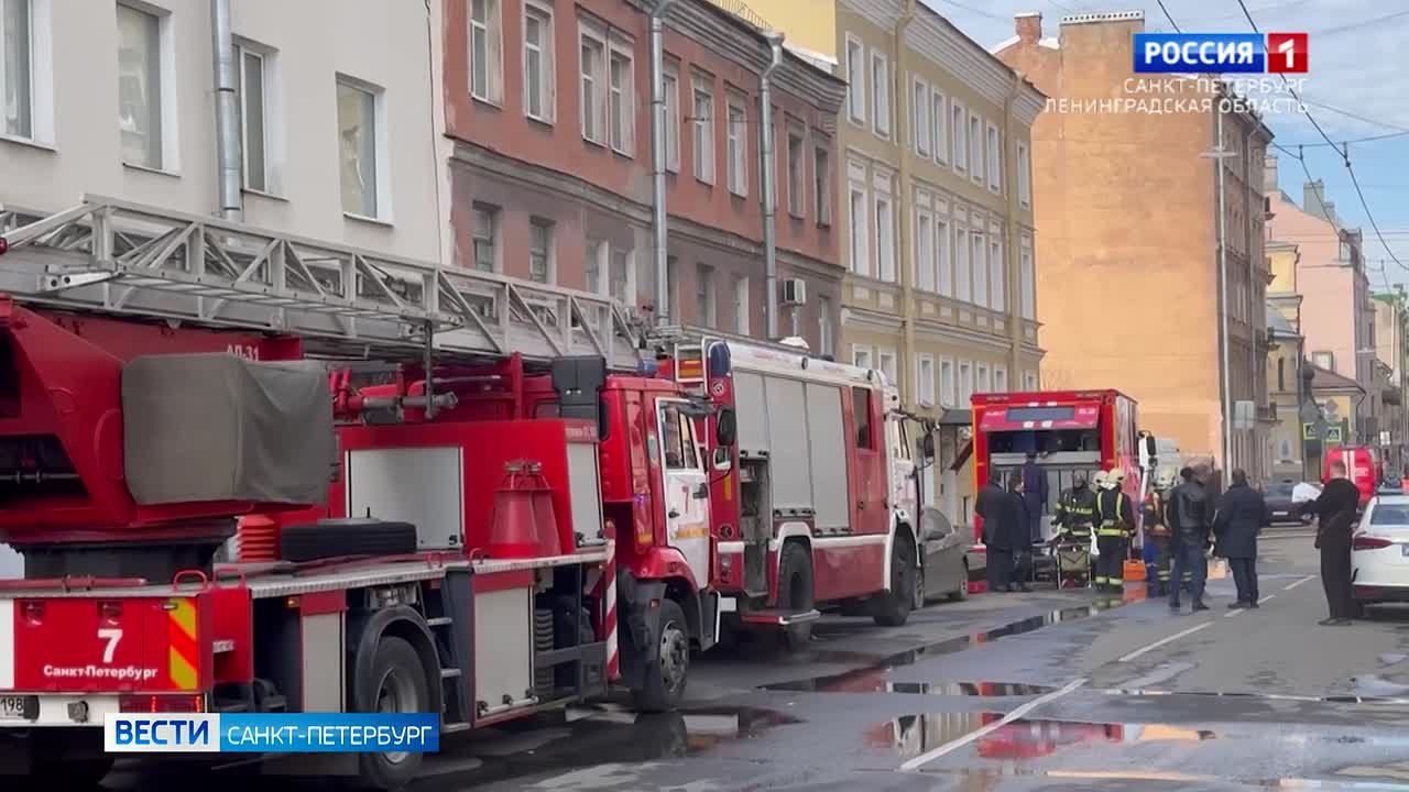 Спасатели тушат пожар в административном здании на 5-й Советской улице