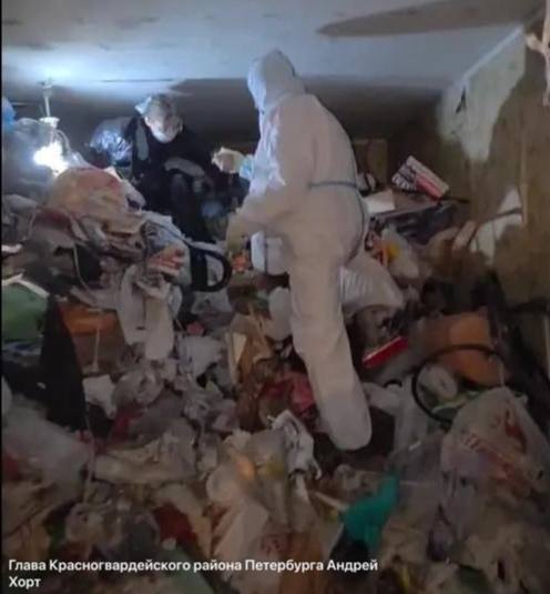 Живую женщину в завалах мусора нашли в квартире на проспекте Наставников