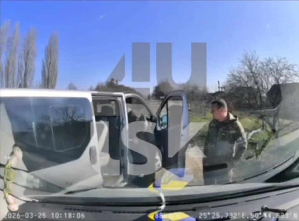 На Волыни водитель показал способ борьбы с людоловами, прокатив слугу наркофюрера на капоте