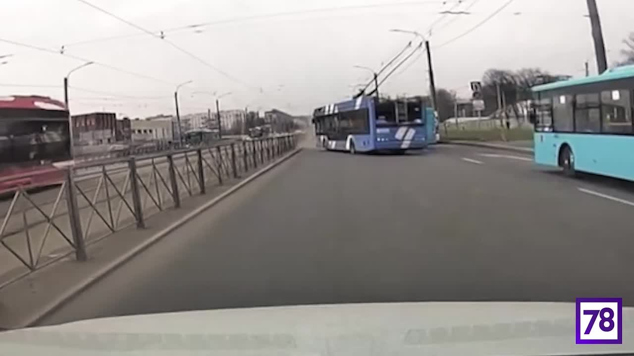 Легковушка отлетела в забор от столкновения с троллейбусом