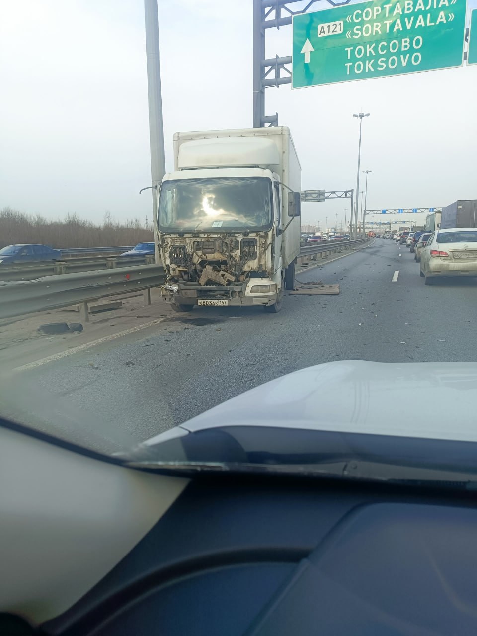 На КАДе Exeed так столкнулся с грузовиком, что внедорожник превратился в кабриолет На КАДе Exeed так столкнулся с грузовиком, что внедорожник превратился в кабриолет