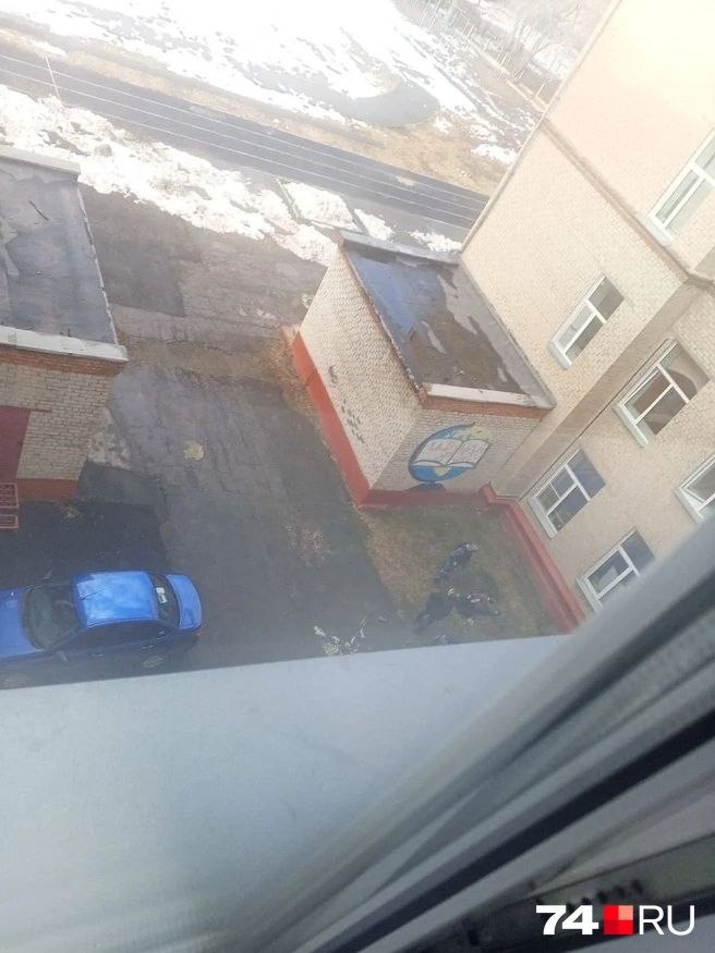 Девятиклассник выстрелил в одноклассницу в Челябинске Девятиклассник выстрелил в одноклассницу в Челябинске