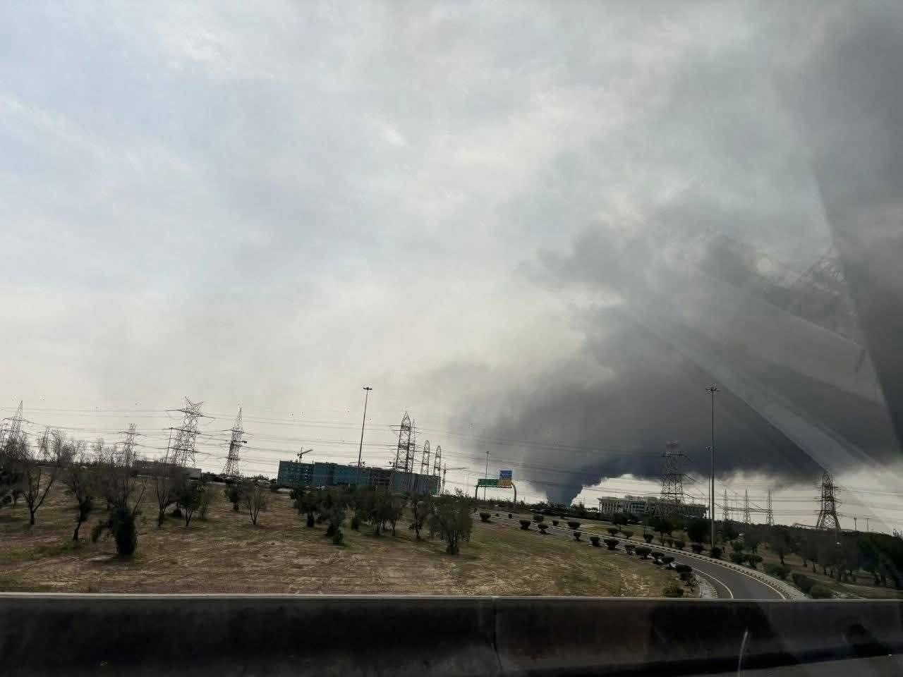 Дым от пожаром в международном аэропорту Кувейта Дым от пожаром в международном аэропорту Кувейта