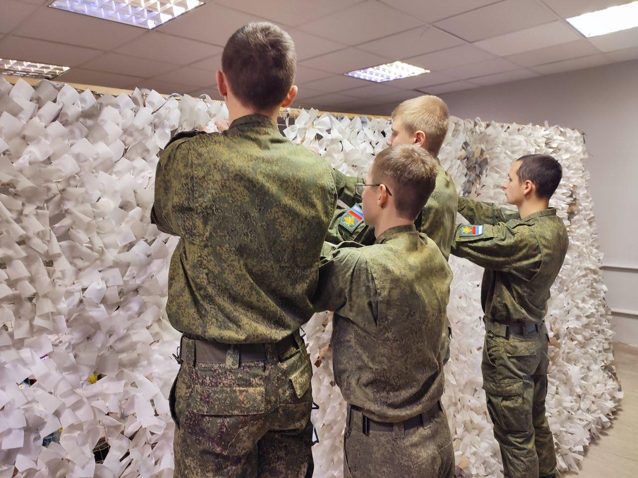 Студенты ВУЦ при ГУАП помогают плести маскировочные сети Студенты ВУЦ при ГУАП помогают плести маскировочные сети