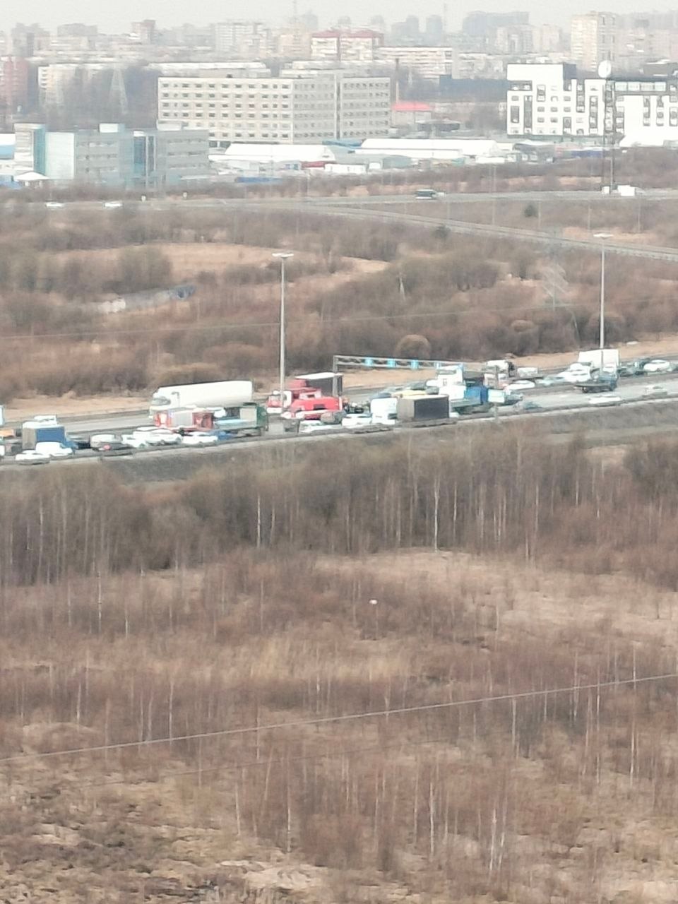 На КАДе Exeed так столкнулся с грузовиком, что внедорожник превратился в кабриолет На КАДе Exeed так столкнулся с грузовиком, что внедорожник превратился в кабриолет