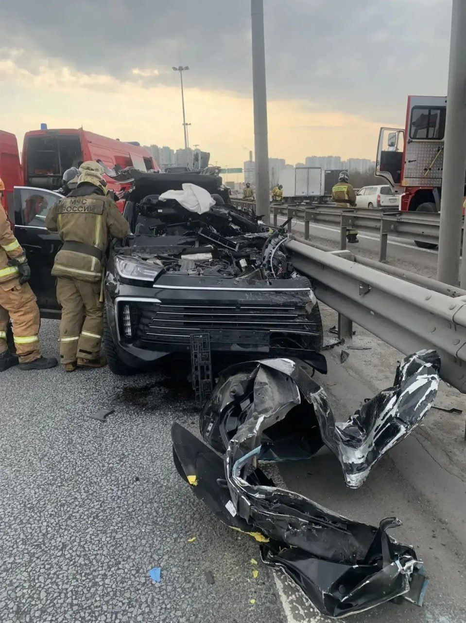 На КАДе Exeed так столкнулся с грузовиком, что внедорожник превратился в кабриолет