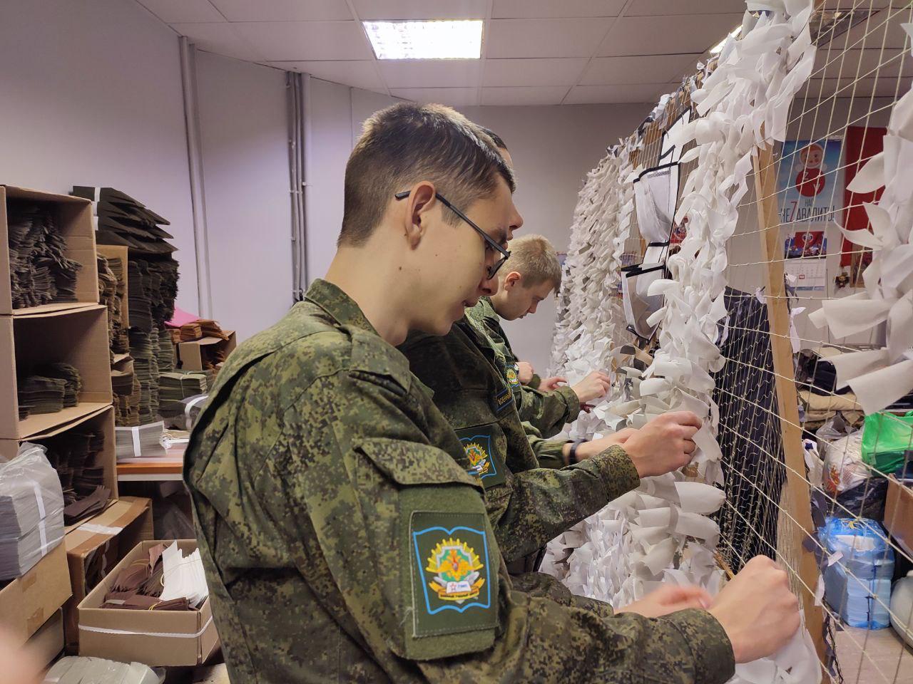 Студенты ВУЦ при ГУАП помогают плести маскировочные сети Студенты ВУЦ при ГУАП помогают плести маскировочные сети