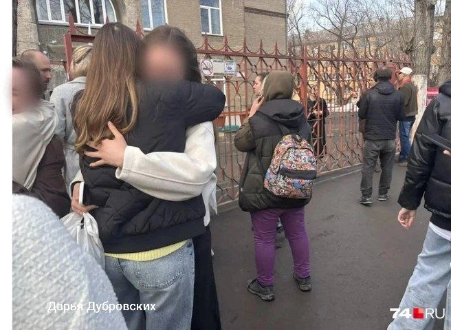 Девятиклассник выстрелил в одноклассницу в Челябинске Девятиклассник выстрелил в одноклассницу в Челябинске