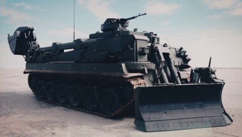 Два майора: Универсальная бронированная инженерная машина принята на вооружение инженерных войск Два майора: Универсальная бронированная инженерная машина принята на вооружение инженерных войск
