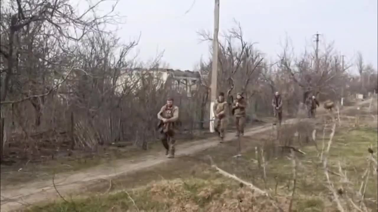 Штурм опорника, взятие пленных и радостная встреча боевых товарищей: видео с нервом мы получили от штурмовиков 38-й гвардейской бригады группировки войск "Восток", работающих в Запорожской области