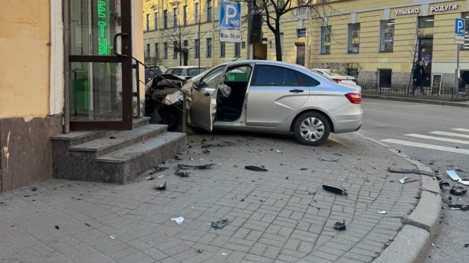 «Лада Веста» влетела в стену дома на углу Загородного и Социалистической