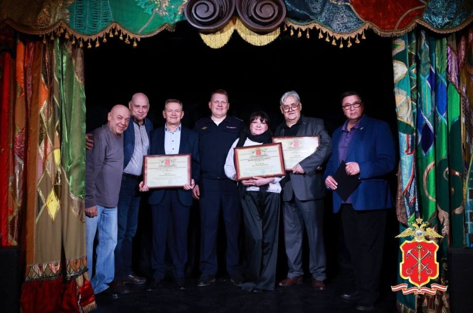 За вклад в формирование положительного образа полицейского в массовом искусстве в ГУ МВД России наградили актеров театра и кино