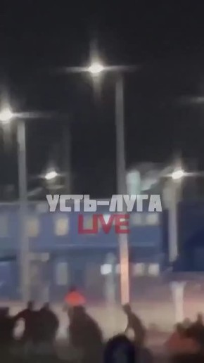 После первой атаки по Усть-Луге на территории местного вахтового городка рабочие-мигранты из Казахстана устроили массовую потасовку с охраной комплекса