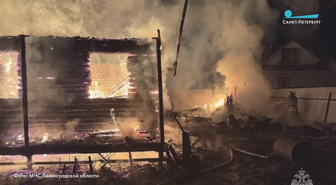 В Тосненском районе при пожаре погиб человек, двое мужчин с ожогами госпитализированы