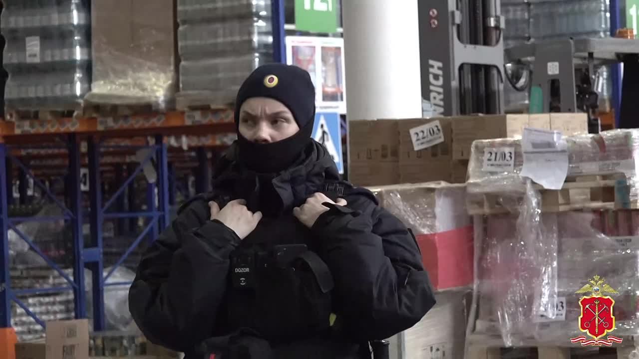 Десятки нелегалов и уклонистов выявила полиция Петербурга в ходе рейдов на городских объектах