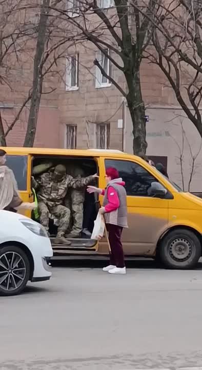 В Харькове прохожие освободили похищеного людоловами "добровольца"