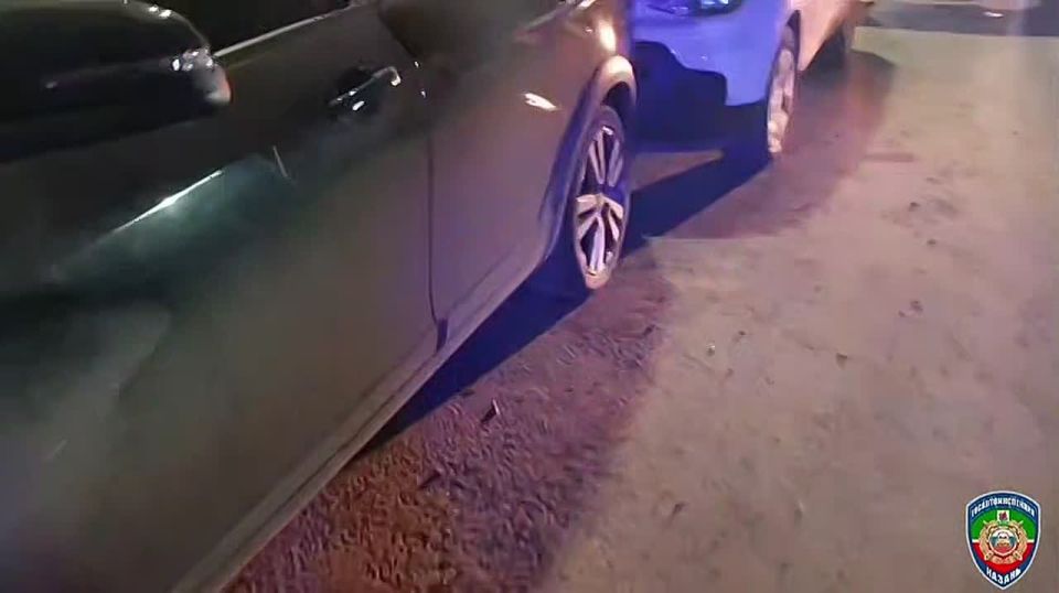 Автомобиль повредил пять машин, разрушил бетонное ограждение и перевернулся в Казани — три человека погибли