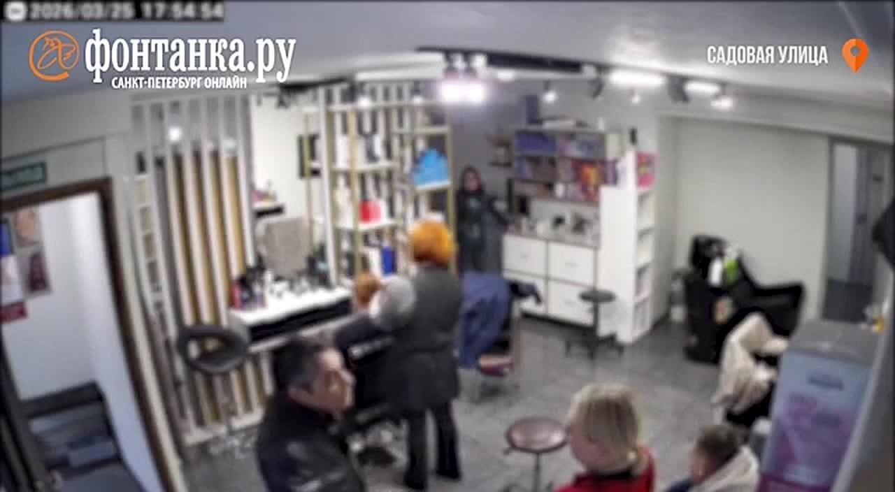 Уворачиваться от стекла и кирпича пришлось сотрудницам салона красоты «Инь-янь» в Адмиралтейском районе