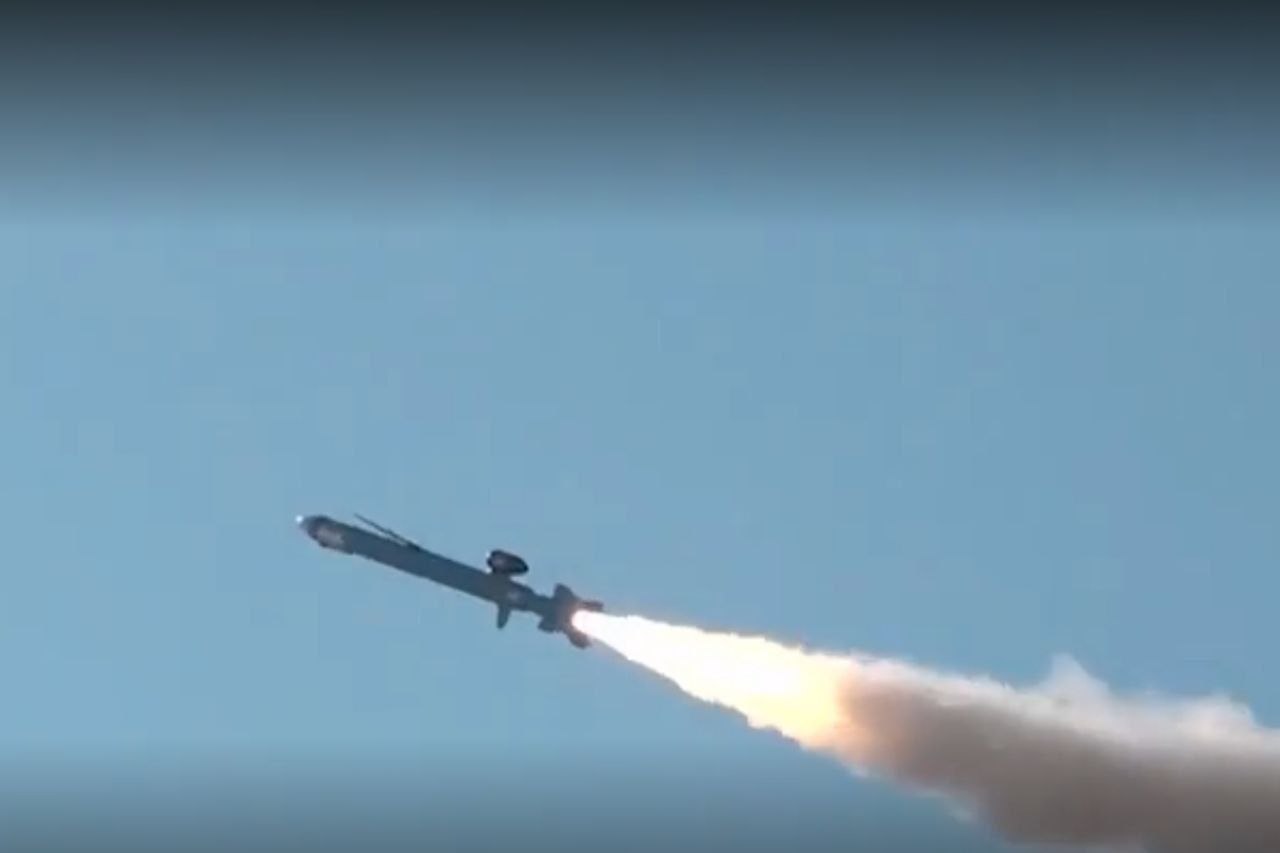 Представление крылатой ракеты дальностью 1000 км КСИР; «убийца американцев» в порту Эш-Шувайх (Кувейт)