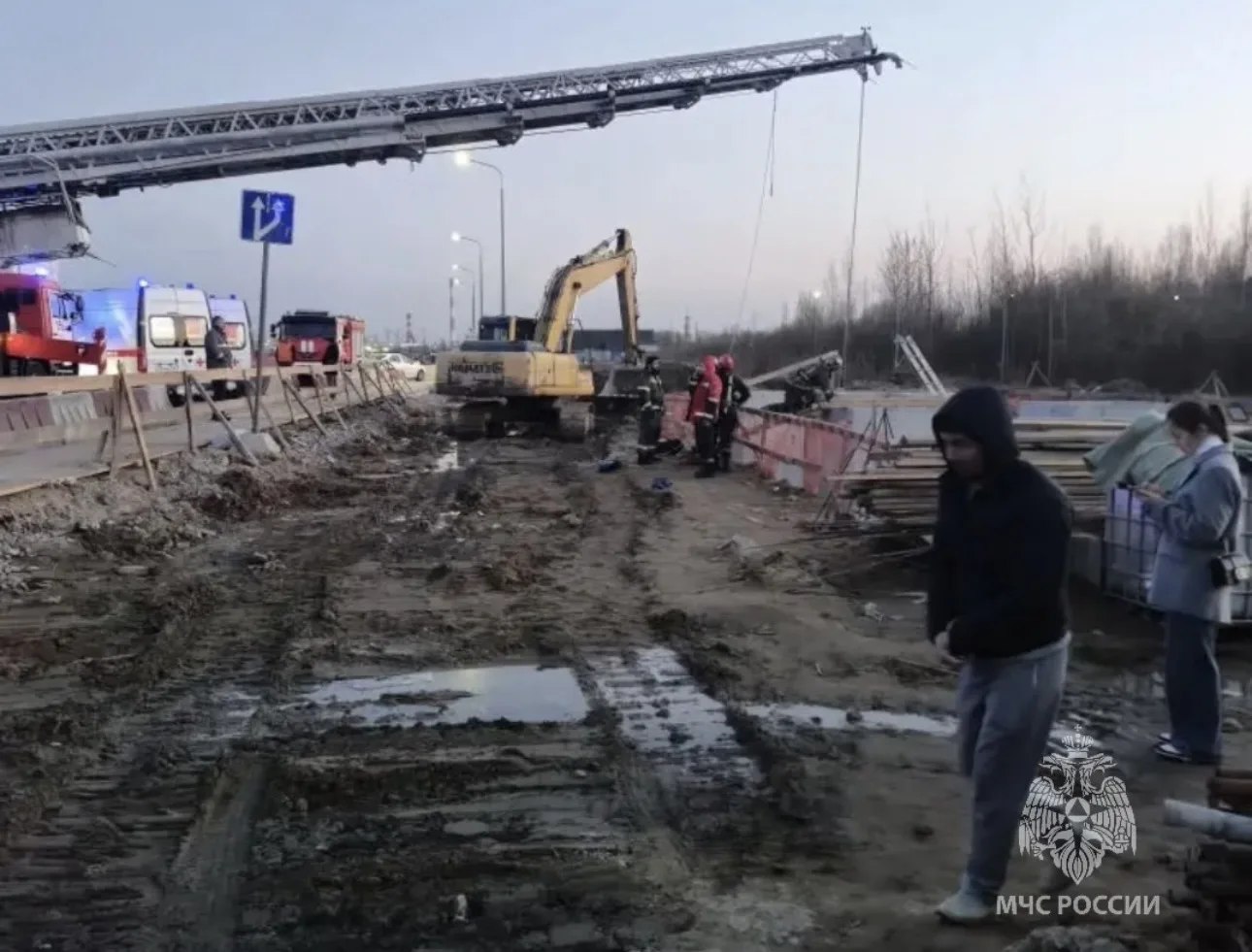 В Кудрово пожарные извлекли мужчин из промышленного резервуара