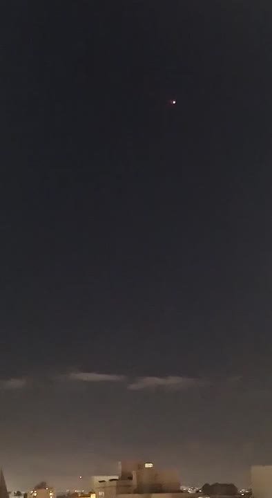 Ещё кадры пролётов ракет Ирана над Тель-Авивов. ПВО Израиля сегодня совсем плохое